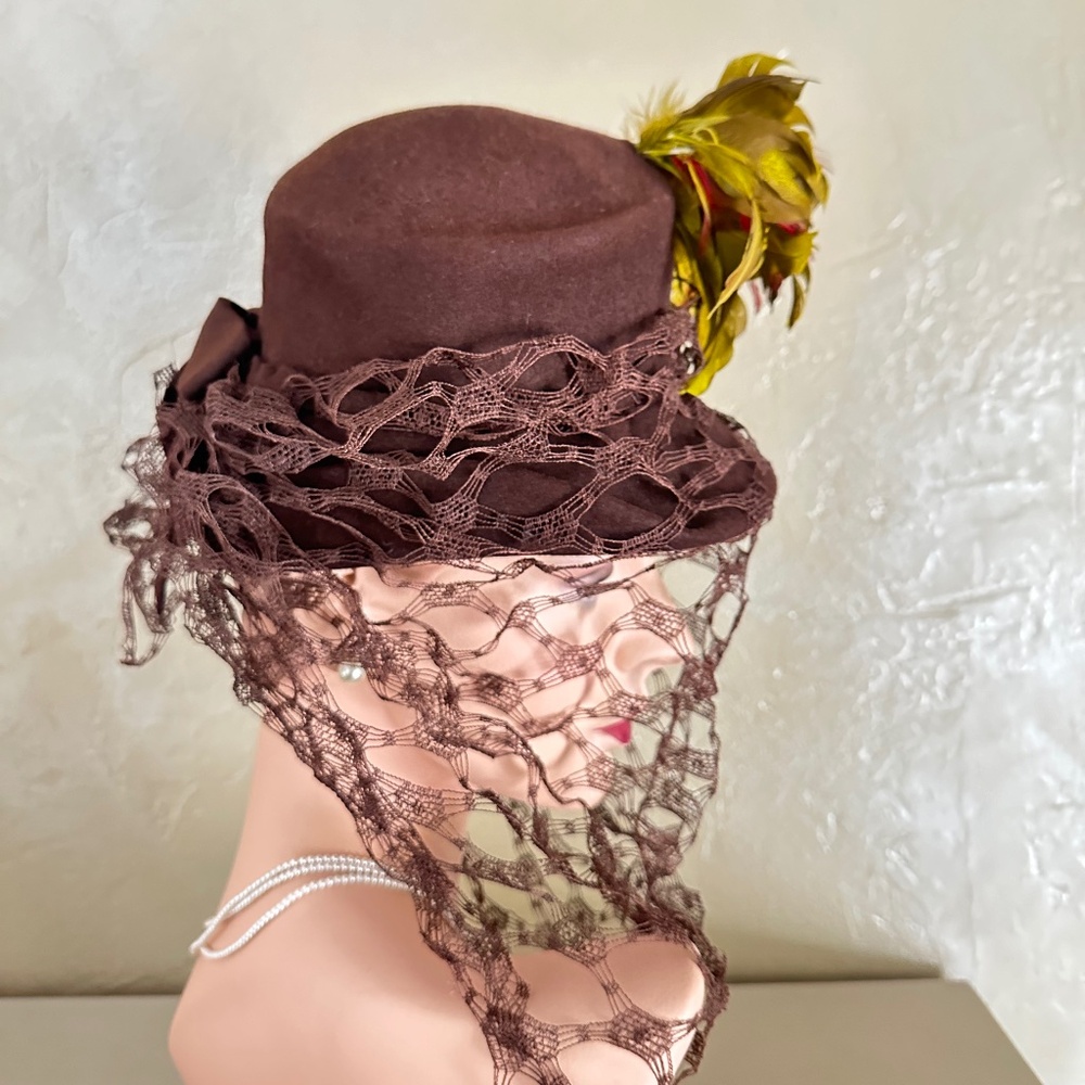 MESMERIZING 1940's BROWN FELT HAT. AMAZING FULL VEIL + YELLOW/BROWN/RED FEATHERS - Picture 9 of 14